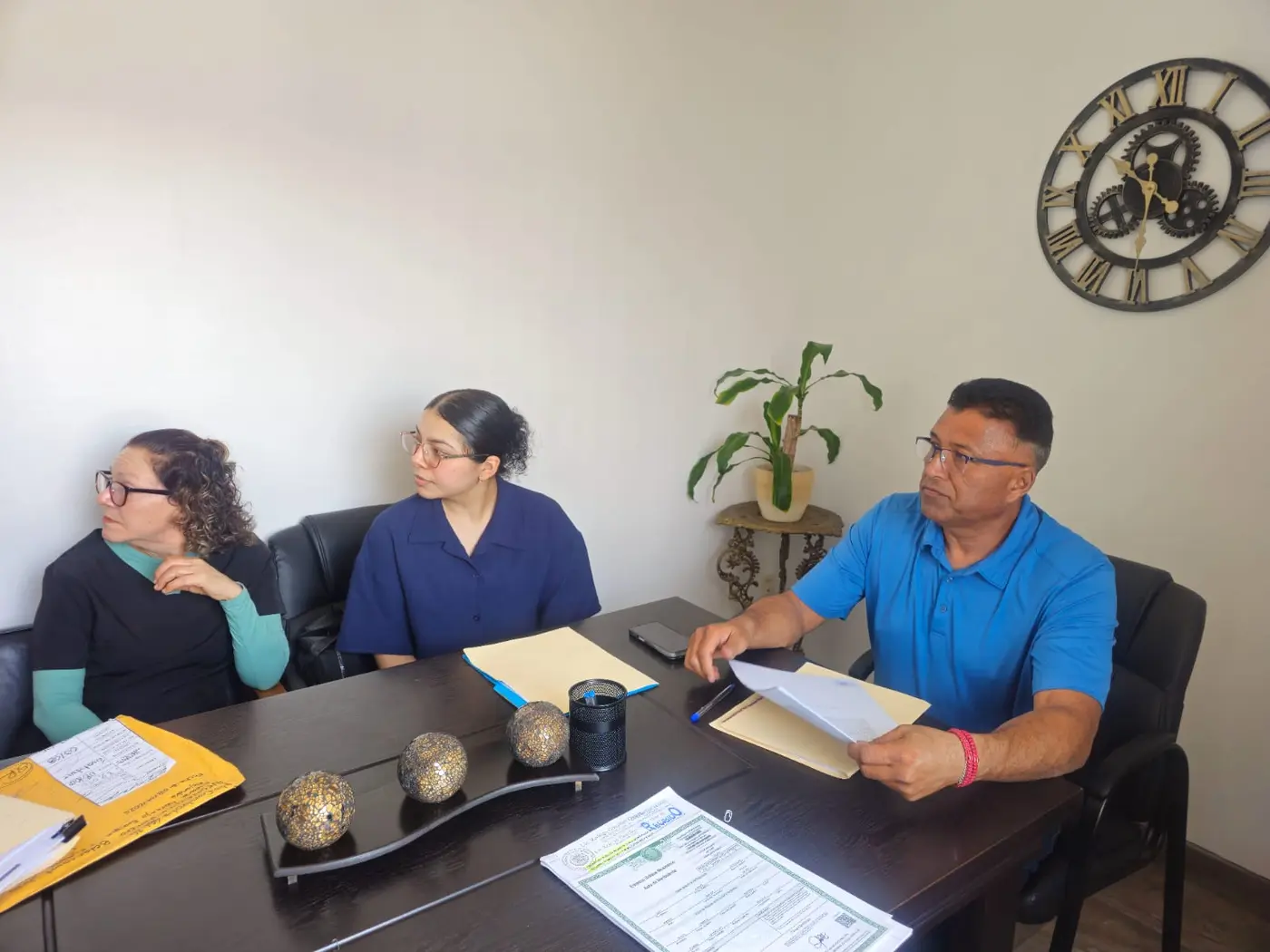 Familia recibiendo orientación sobre su proceso inmobiliario