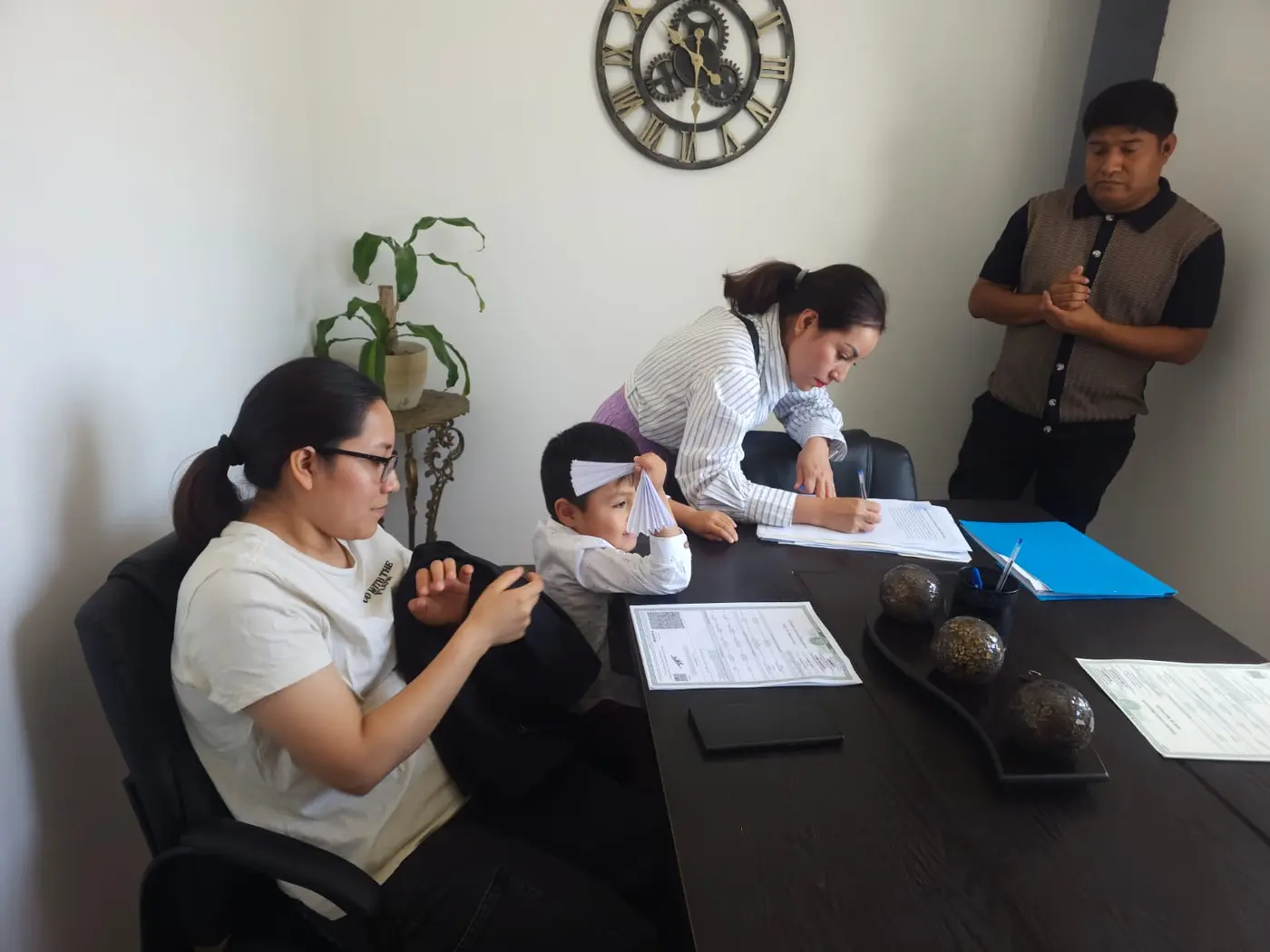 Familia durante la firma de documentos de su propiedad