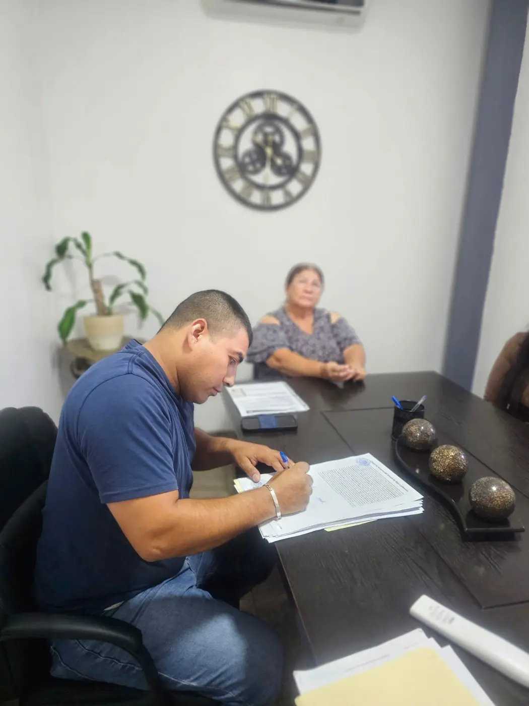 Revisión y firma de documentación inmobiliaria